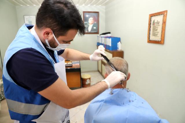 Mersin'in merkez ilçe Akdeniz Belediyesince, Türkiye Sakatlar Derneği Mersin Şubesine bağlı vatandaşların da kişisel bakım hizmetinden yararlanmasının sağlandığı bildirildi.