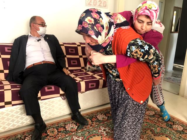 81 yaşındaki fedakar anne 43 ve 55 yaşlarındaki engelli evlatlarına gözü gibi bakıyor