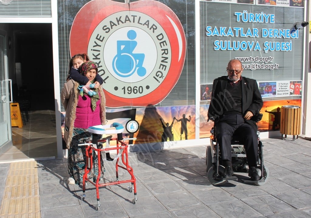 Doğuştan engelli 8 yaşındaki Havva, yürüteçle ilk adımlarını atmanın mutluluğunu yaşadı