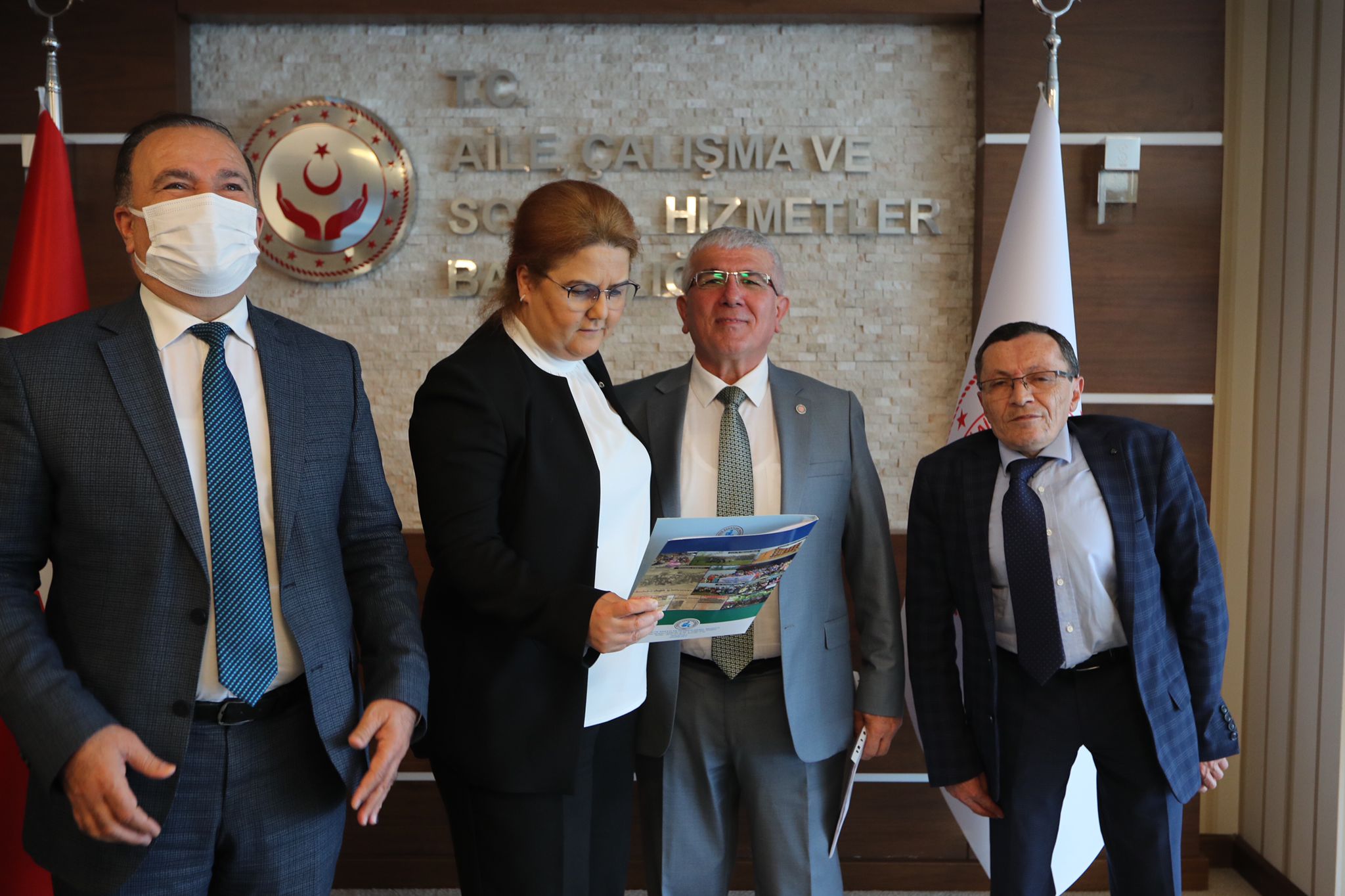 TÜRKIYE SAKATLAR DERNEĞI GENEL BAŞKANI ŞÜKRÜ BOYRAZ, TÜRKIYE ORTOPEDIK ENGELLILER FEDERASYON BAŞKANI CEMAL MERDAN AILE VE SOSYAL POLITIKALAR BAKANI DERYA YANIK ILE GÖRÜŞMÜŞLERDİR!