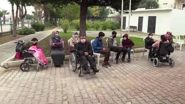 Mersin'de hayırsever iş insanı engellilere tablet hediye etti