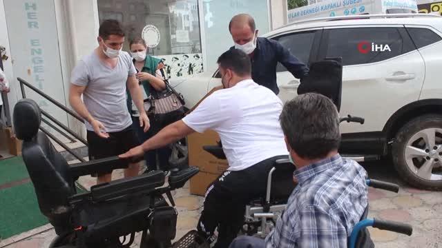 Akrabaları engelli olunca her yıl tekerlekli sandalye bağışlamaya başladılar