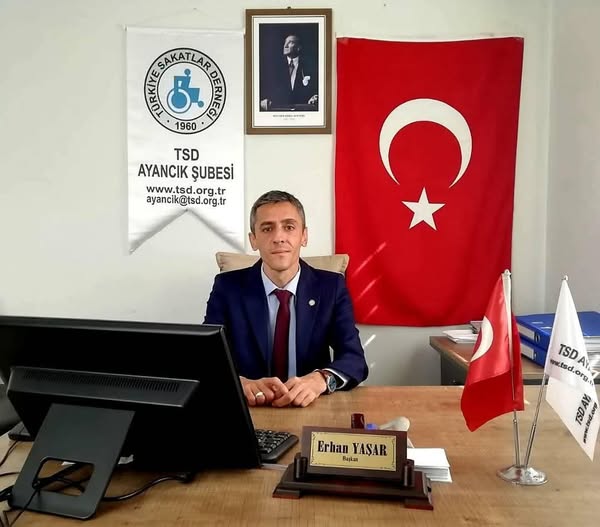 Türkiye Sakatlar Derneği Ayancık Şube Başkanı Erhan Yaşar, Engelliler Haftası nedeniyle yaptığı basın açıklaması.