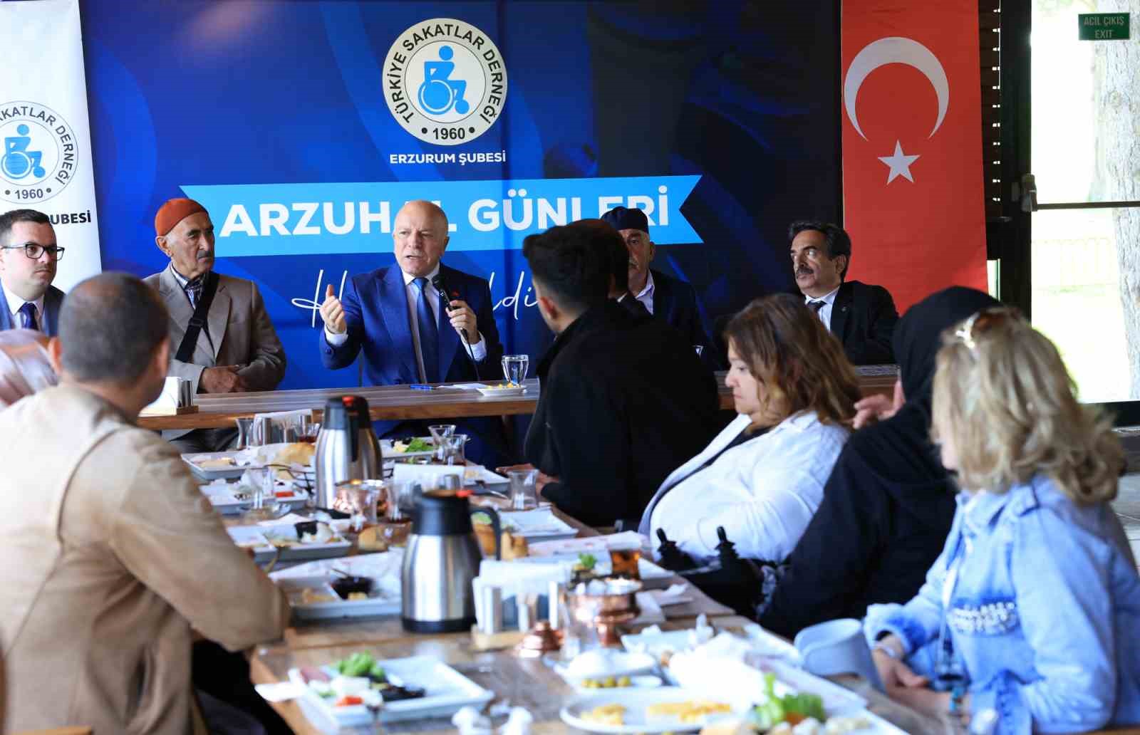 Türkiye Sakatlar Derneği Erzurum Şubesi’nin düzenlediği ’Arzuhal Günleri’nde Erzurum Büyükşehir Belediye Başkanı Mehmet Sekmen engellilerin sorunlarını dinledi.