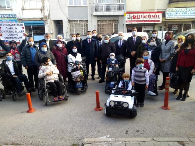 Afyonkarahisar'da engelli 4 bireye akülü araç hediye edildi